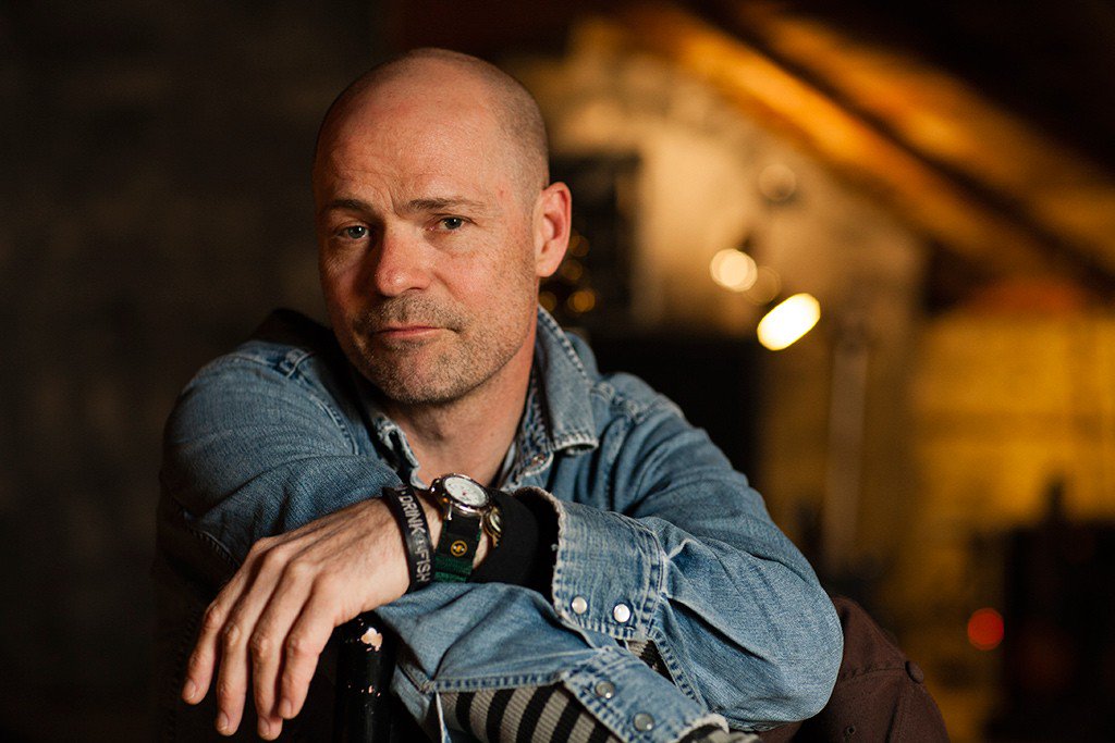 Gord Downie has died after a long battle with cancer. Remembering the life and legacy of the Hip's frontman: ow.ly/dhJh30fXybN