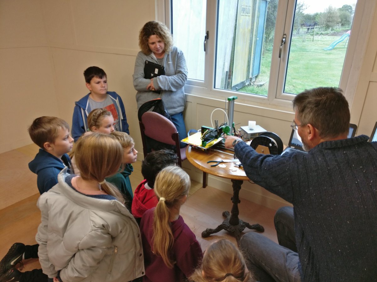 _msk25's tweet photo. @AeroSociety students learning about 3D printing and aviation in one room!! #CoolAeronautics of Derby branch https://t.co/0T6Mqu98iI