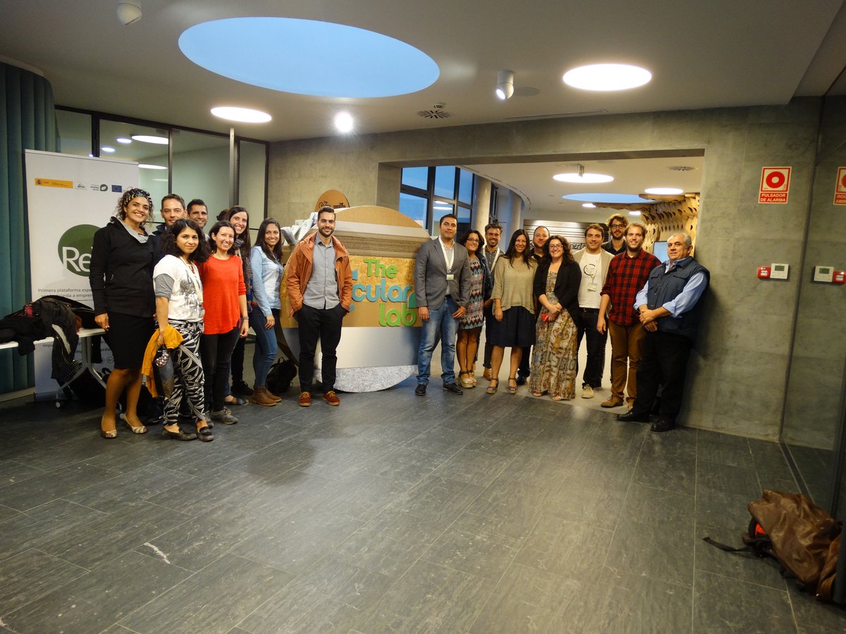 emprendeverde's tweet photo. Foto de familia de los participantes en #PrototipaCircular en las instalaciones de Logroño de @ecoembes, en las que estaremos hasta mañana. https://t.co/IwZZvfMhPr