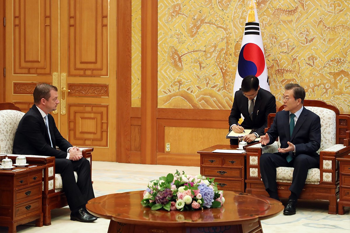IPCPresident's tweet photo. I was really impressed with President Moon’s enthusiasm for the Paralympic Winter Games and understanding of what the event can do for changing perceptions of people with an impairment in South Korea. #PyeongChang2018 https://t.co/8CFWrDDTPv
