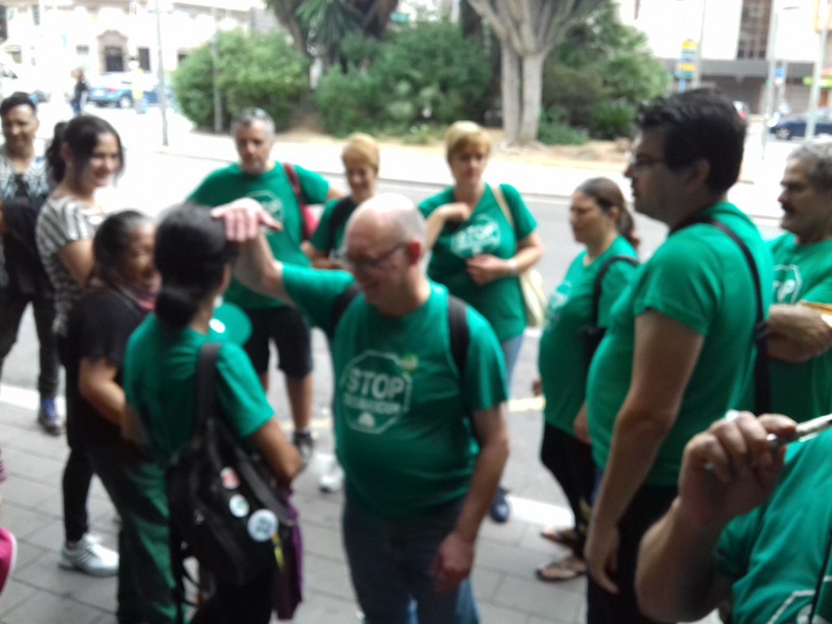 PAH_ELX's tweet photo. Finaliza la acción a @BancoSabadell con el compromiso de una reunión esta tarde SÍ SE PUEDE #WelcomeToSabadell #PAHvsSabadell https://t.co/de2yTEWy0g