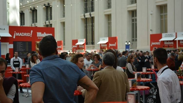 Tapas de grandes chefs, cañas frías y la Galería de Cristal del Palacio de Cibeles. ¡Vuelve el #MercadodeSabores! ow.ly/qEsl30fVEYC