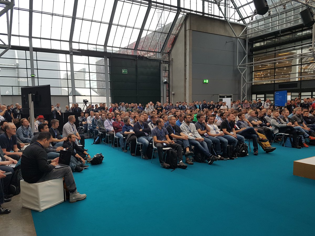 JM_Meessen's tweet photo. The crowd at the #alpinelinux talk at #DockerCon https://t.co/zDyx97sw1w