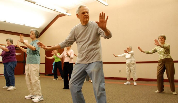 DailyCaring's tweet photo. Tai chi prevents falls by improving balance &amp; strength. 3 tai chi videos for seniors are free &amp; easy to do at home https://t.co/XbKKEJYAbS https://t.co/H7YN4soD98