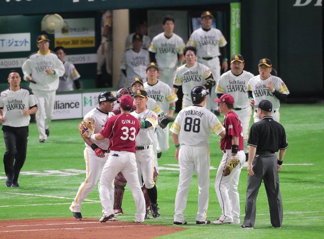 hochi_baseball's tweet image. 【 #パＣＳ 】両軍入り乱れ乱闘勃発！ dlvr.it/PwK2RH