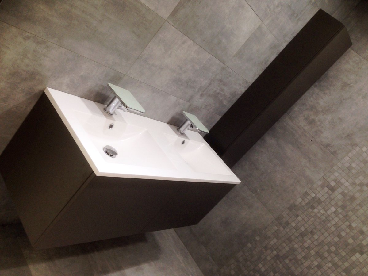2/2 - Stunning display in <a href="/Al_Murad_Tiles/">Al Murad</a> w/ Deuco Modular Q Series &amp; Flova Annecy Glass, the industrial theme! 😍 #bathroomdesign #PBGstyle