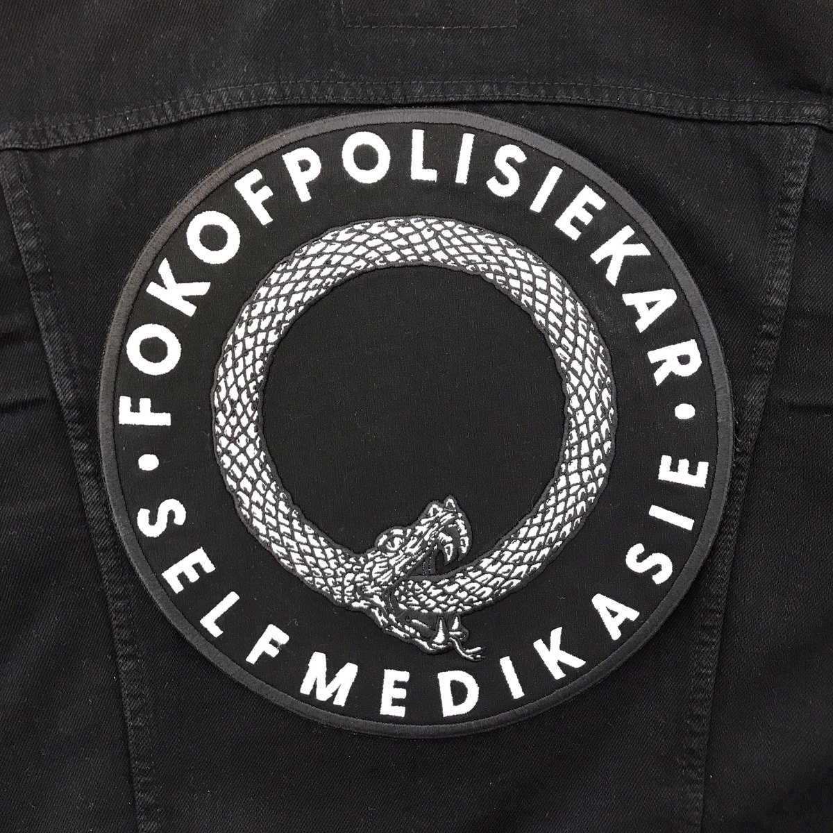 Fokofband's tweet photo. RETWEET as jy al na #selfmedikasie geluister het. 🎧🐍 https://t.co/6YqAN0K9jF