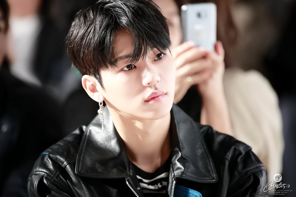 MaVitamin's tweet photo. ✔171018 ‘2018 SS Hiseoul Fashion Show_TERIAT’

@k10208888 인수는 패션쇼에 빠지고! 👦🏻 나는 너에게 빠지고!🤤💕

#마이네임 #MYNAME #insoo #마이네임인수 #인수 #강인수 #teriat https://t.co/kzm0p1mAlo