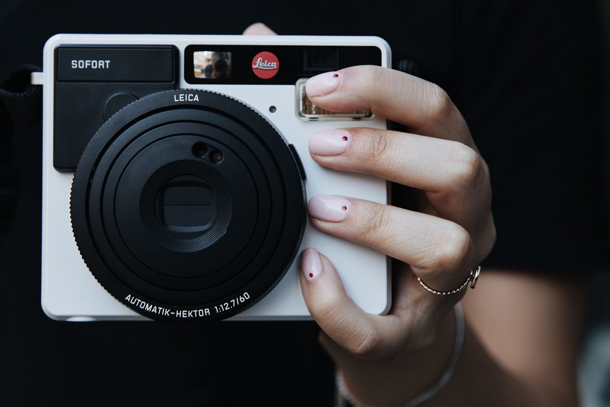 Nail art for minimalists, with <a href="/AlexSteinherr/">Alessandra Steinherr</a> and <a href="/drybylondon/">DryBy</a>'s new collaboration: vogue.uk/3rXj9J