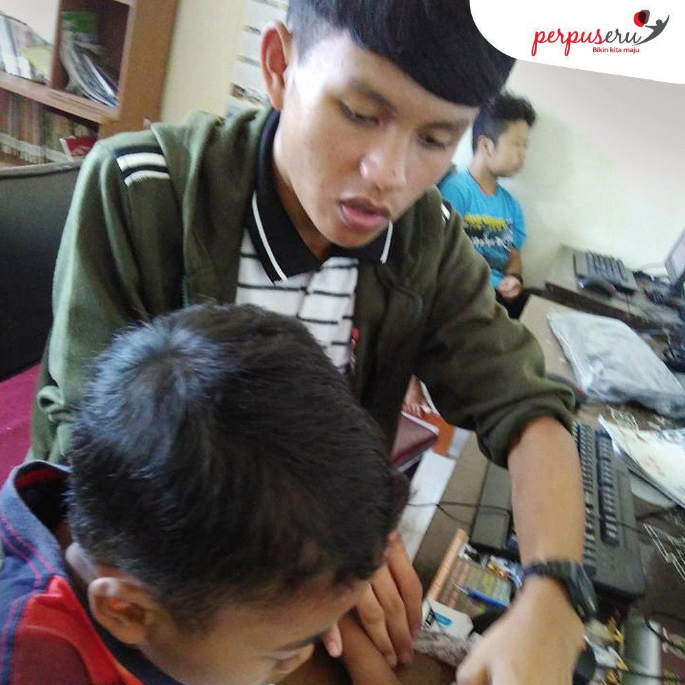 perpuseru's tweet photo. Irwan, anggota PerpuSeru di Perpus Kelurahan Cisarua aktif memberikan les matematika u/ anak2 #PengetahuanItuKekuatan #UntukHidupLebihBaik https://t.co/a8WRBfPGxE