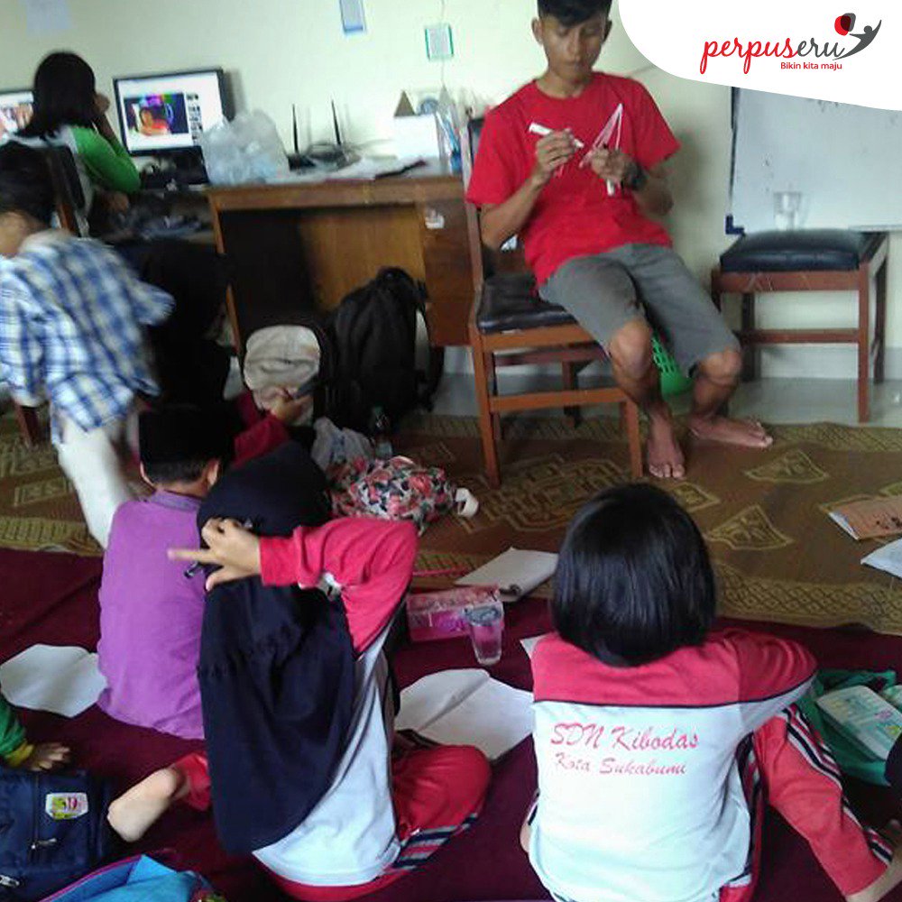 perpuseru's tweet photo. Irwan, anggota PerpuSeru di Perpus Kelurahan Cisarua aktif memberikan les matematika u/ anak2 #PengetahuanItuKekuatan #UntukHidupLebihBaik https://t.co/a8WRBfPGxE