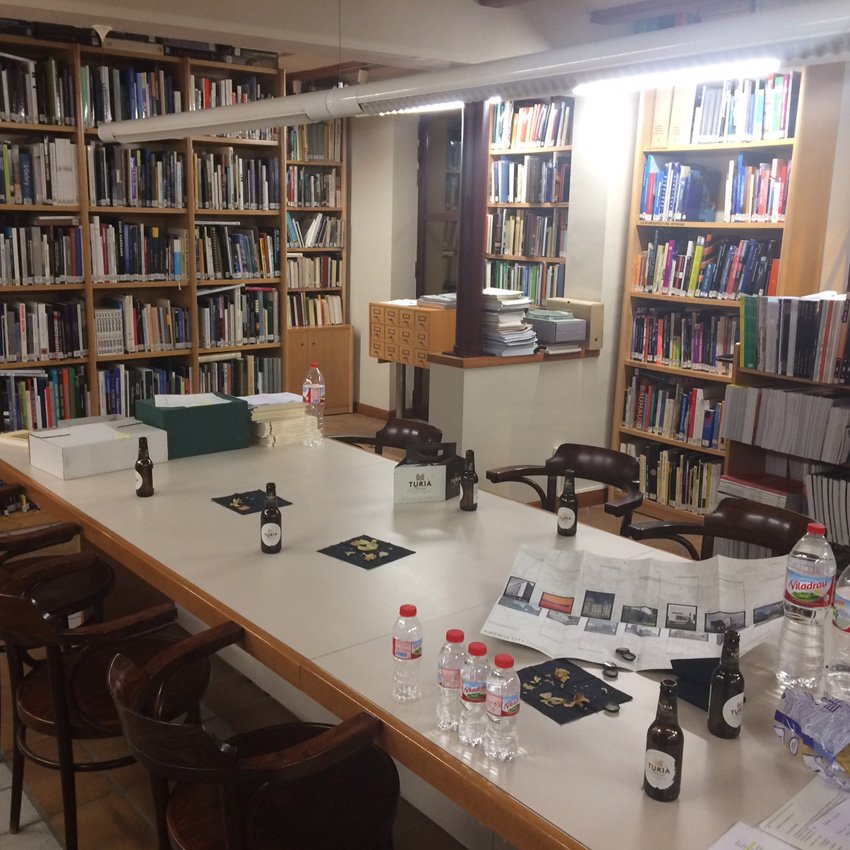 ArquitectosCTAC's tweet photo. Així és com queda la biblioteca després d'una reunió d joves arquitectes per fer propostes i incentivar la participació dintre dl col.lectiu https://t.co/BlyC3pcZYY