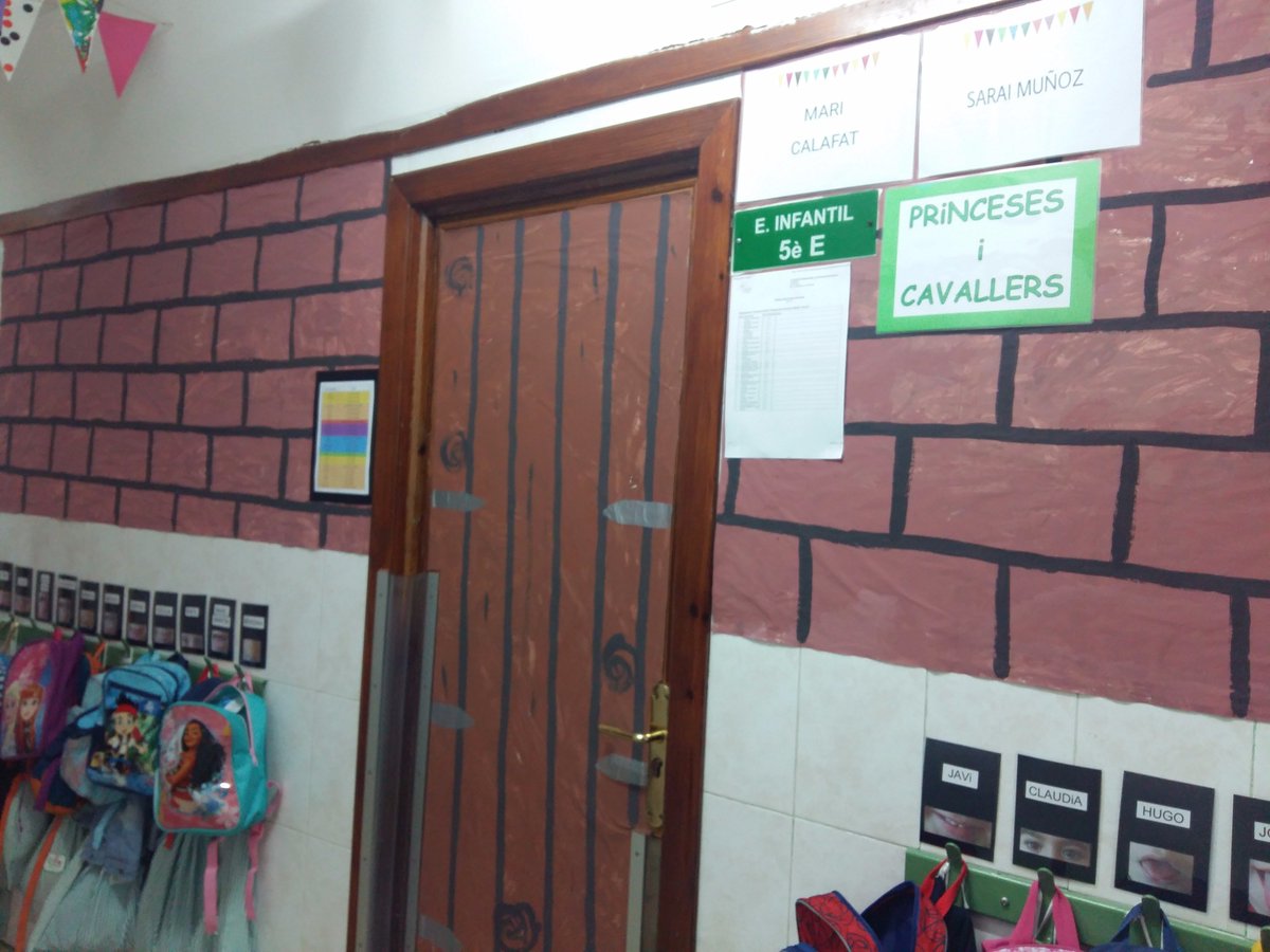 cide1966's tweet photo. Mirau com han quedat les portes dels astronautes (5è D) i de les princeses i els cavallers (5è E) #infantil #creativitat https://t.co/5k4d6Ybdd2