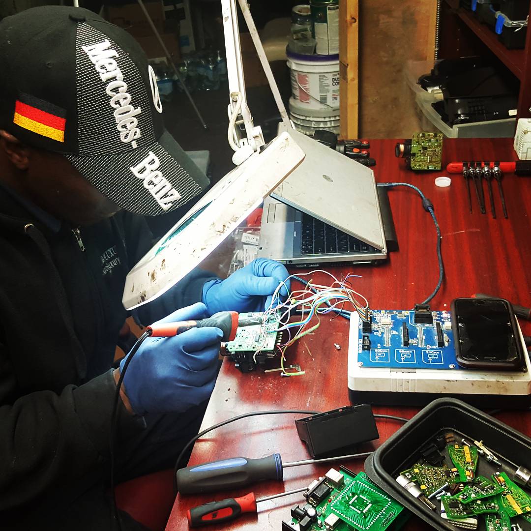 EuroLuxuryAuto's tweet image. Soldering the motherboard of an #ignitionswitch for a #MercedesBenz 
We can make &amp;amp; #program that extra key or if you lost the original without that long wait periods @ the dealers.