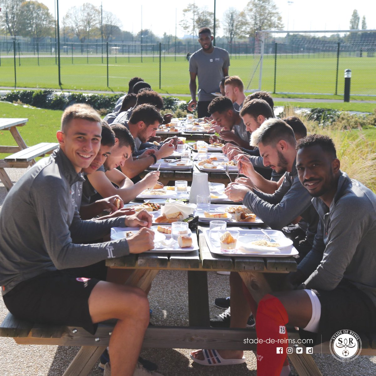 StadeDeReims's tweet photo. Avant de remettre le 🍴 pour la deuxième séance du jour, les 🔴 et ⚪️ vous souhaitent bon appétit #TeamSDR #Ensemble #InsideSDR https://t.co/wZPHmE4TEu