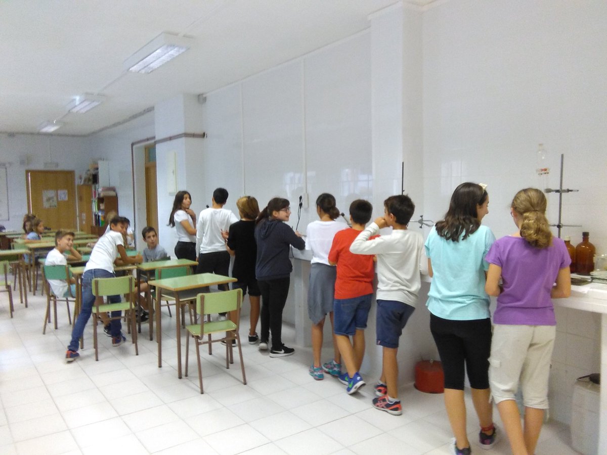 cide1966's tweet photo. A 6èA d'EP han observat teixits de cèl·lules vives,protozous,paramecis...en una activitat dirigida pels alumnes de secundària al laboratori. https://t.co/7AmrxRDsDe