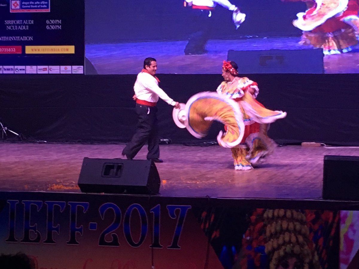 EmbaMexInd's tweet photo. 🇲🇽 group CAMADA TLACUILOHCANY enthralled audiences at 3rd #InternationalEthnicFolkloreFestival #IEFF2017 #LetsDanceForWorldPeace 🕺💃 https://t.co/nfwCi7CQXj