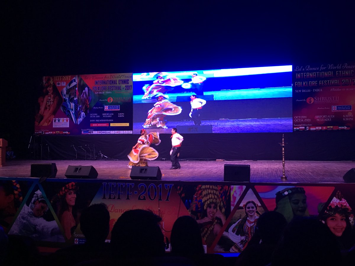 EmbaMexInd's tweet photo. 🇲🇽 group CAMADA TLACUILOHCANY enthralled audiences at 3rd #InternationalEthnicFolkloreFestival #IEFF2017 #LetsDanceForWorldPeace 🕺💃 https://t.co/nfwCi7CQXj