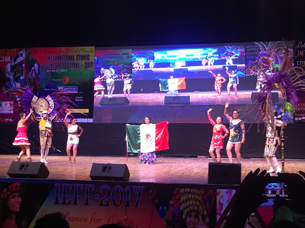 EmbaMexInd's tweet photo. 🇲🇽 group CAMADA TLACUILOHCANY enthralled audiences at 3rd #InternationalEthnicFolkloreFestival #IEFF2017 #LetsDanceForWorldPeace 🕺💃 https://t.co/nfwCi7CQXj