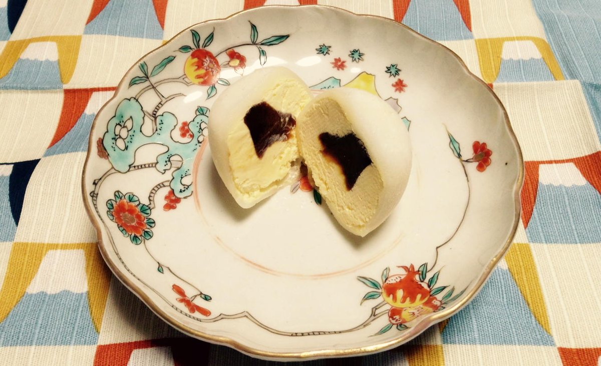 Even mochi ice cream has seasonal flavors. Caramel pudding for autumn harvest. 
雪見だいふく
Yukimi daifuku