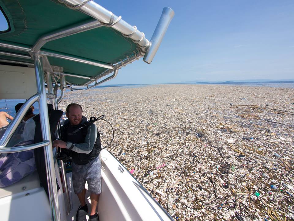 Seasaver's tweet image. Unbelievable! Plastic &amp;amp; styrofoam in the sea off the coast of Honduras ~&amp;gt; facebook.com/BluePlanetSoc/… #pollution
