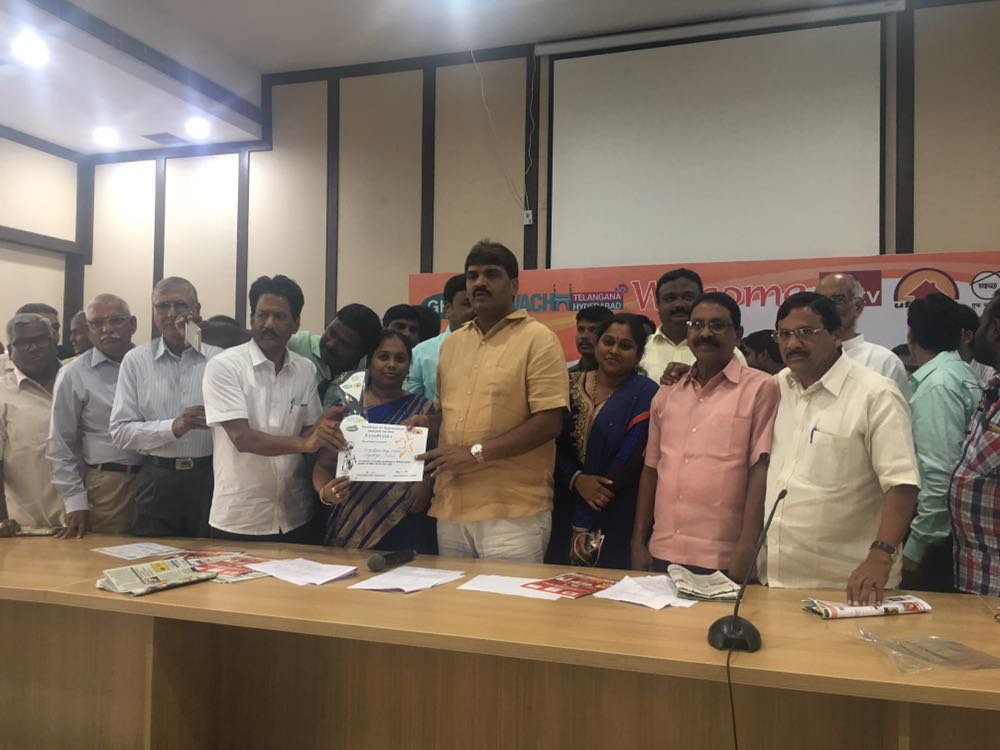 AMOHC3's tweet photo. @GHMCOnline @KTRTRS @CommissionrGHMC Co operative Bank colony Nagole being felicitated as Swachh RWA by Hon'ble Bonthu Rammohan garu. 🎆🎇🎊🎉😃😃 https://t.co/FPyuXpIDwZ