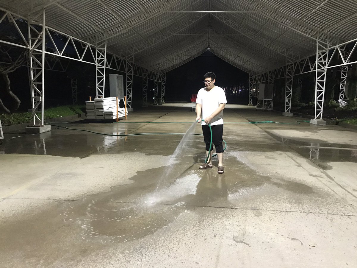 artty072's tweet photo. สืบสานวัฒนธรรมคุณยาย...ล้างศาลาวัดให้สะอาด...ล้างใจเราให้บริสุทธิ์ นำบุญและความปลื้มใจมาฝากทุกท่านนะครับ #คิดถึงคุณยาย #อุโบสถวัดพระธรรมกาย https://t.co/751bSiV7le