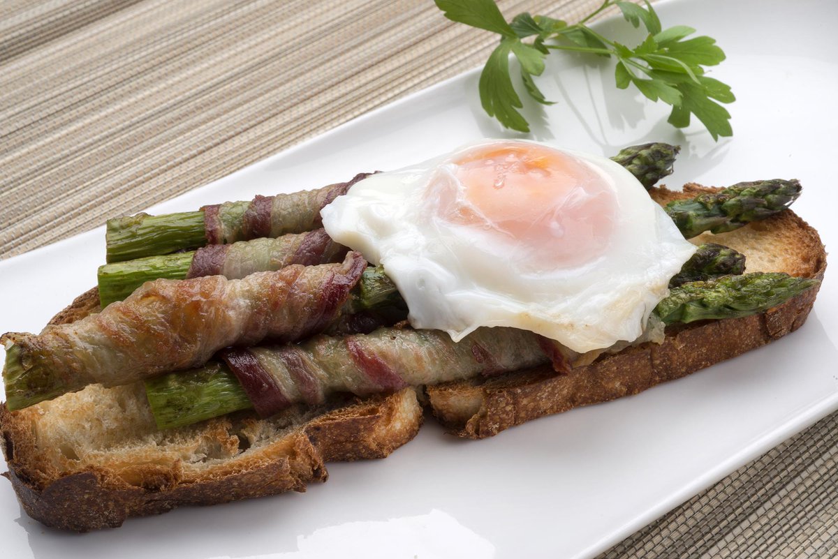 Receta de Huevo escalfado con espárragos verdes y tocino ibérico por Karlos Arguiñano ;) ow.ly/zqcH30fXuM1 #cocina #recetas