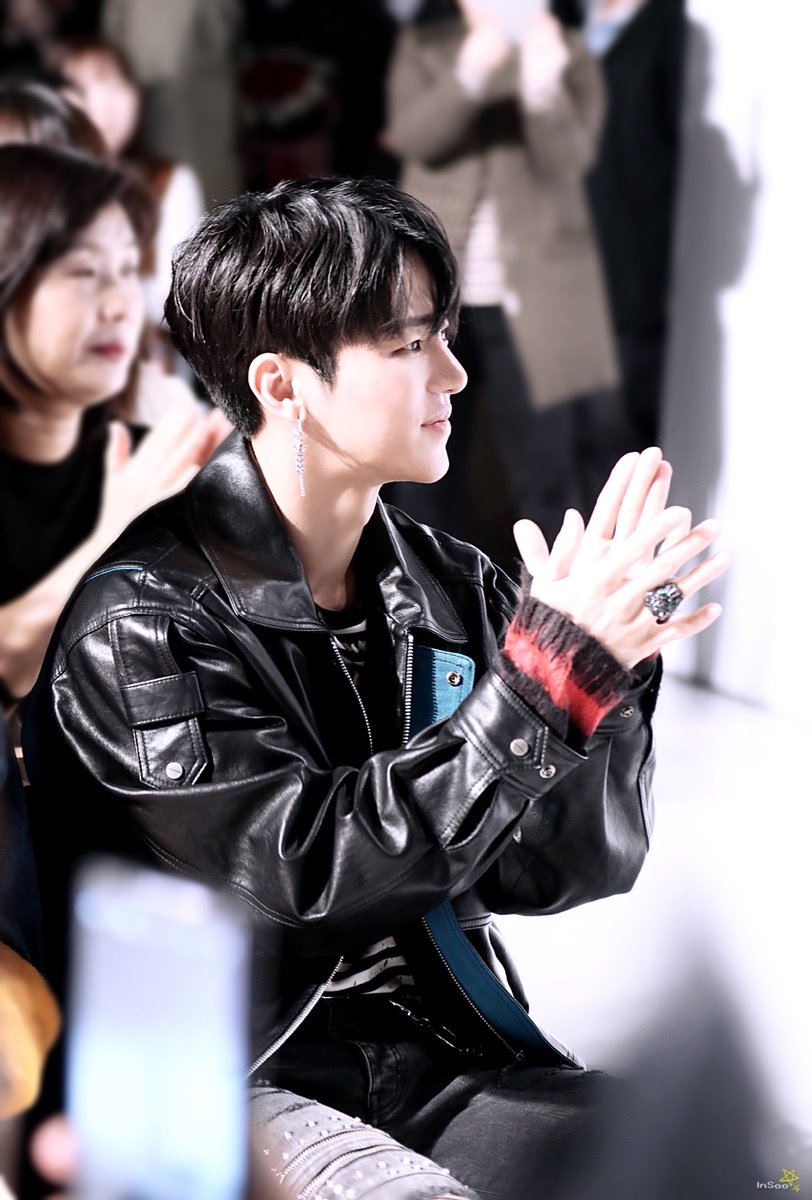 j__0913022's tweet photo. [171018]HISEOUL FASHION SHOW 
  18S/S TERIAT💙인수

        ✨❤️✨ @k10208888 👏🏻

#마이네임 #insoo #테리엇 
#myname #인수 #TERIAT 
#하이서울패션쇼 #インス https://t.co/GtX7LGNVC4