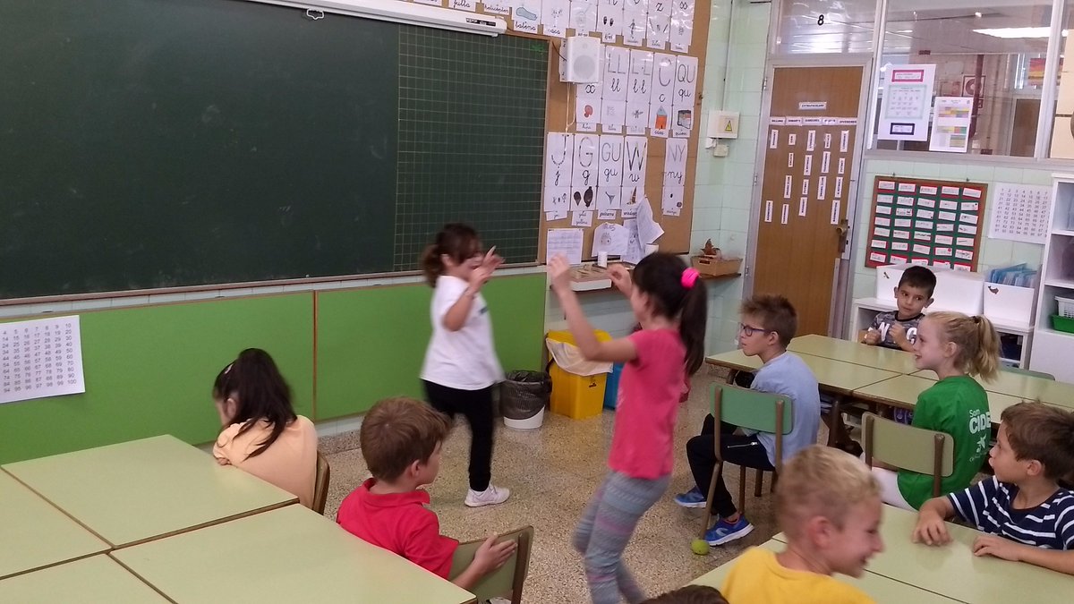 cide1966's tweet photo. A 2nE d'EP estan realitzant un projecte per conèixer Mallorca.Han fet un tast de plats típics, han vist la vestimenta típica, han ballat... https://t.co/hs2gC6VZG6