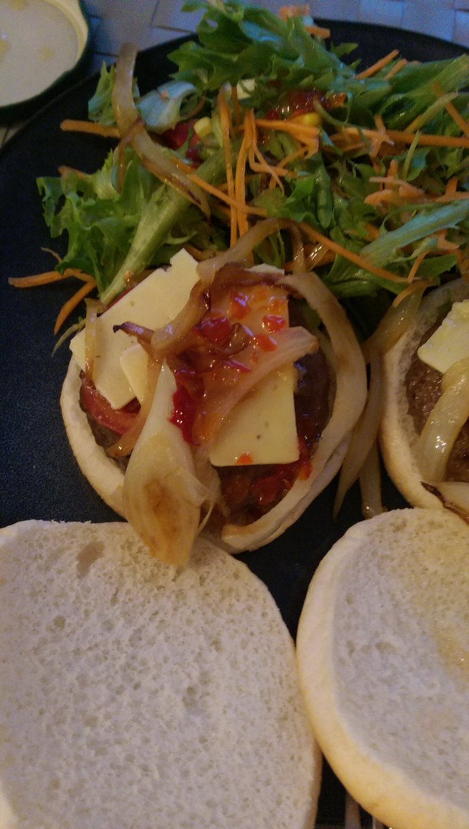 jimmygnarl's tweet photo. @EatMeFoodCo Hot sweet chilli sauce makes burgers awesome https://t.co/w8fr037JZj