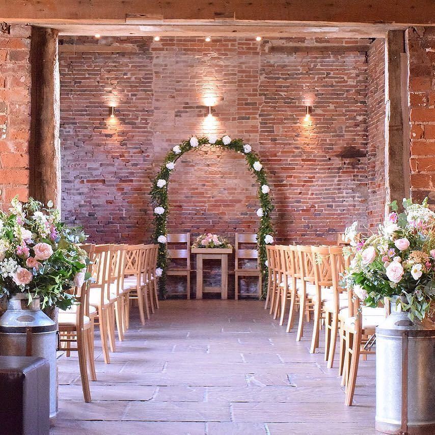 A gorgeous combination of natural, flowing floral arrangements by <a href="/emywish/">Emily Wisher</a> working perfectly amongst the rustic su… ift.tt/2ySrotA