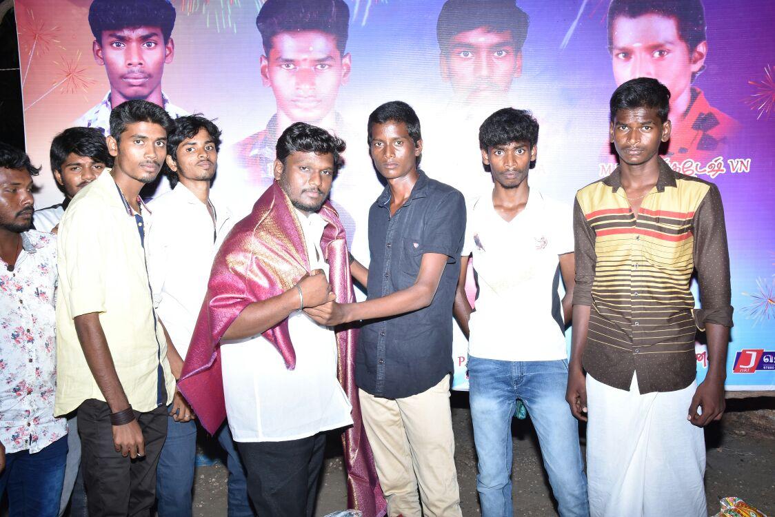 dhanushfans24x7's tweet photo. #DiwaliSpecial Namakkal New @dhanushkraja Fans Club Opening Function Welfare Activities Gang 😍👏 #VIPBoys #SpreadLove https://t.co/8RjbevgQwl