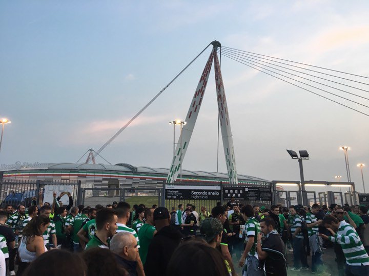 SCPAdeptos1906's tweet photo. 📸 Os adeptos do @Sporting_CP começam a chegar ao estádio! Faltam 2h para o início da partida! #TurimDeVerdeEBranco #DiaDeSporting https://t.co/Sg9u5EvCBC
