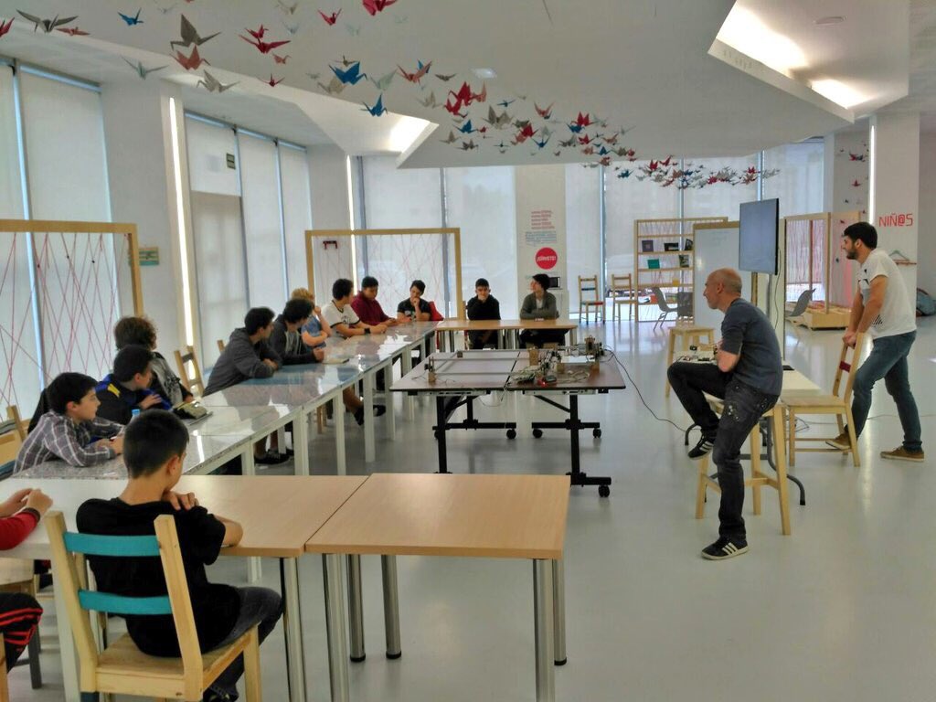 etopia_kids's tweet photo. Comenzamos la primera sesión del aula #DIWOK: nos conocemos, redactamos nuestras normas de convivencia y visitamos el fablab de @etopia_ https://t.co/yzcxvVBU7G