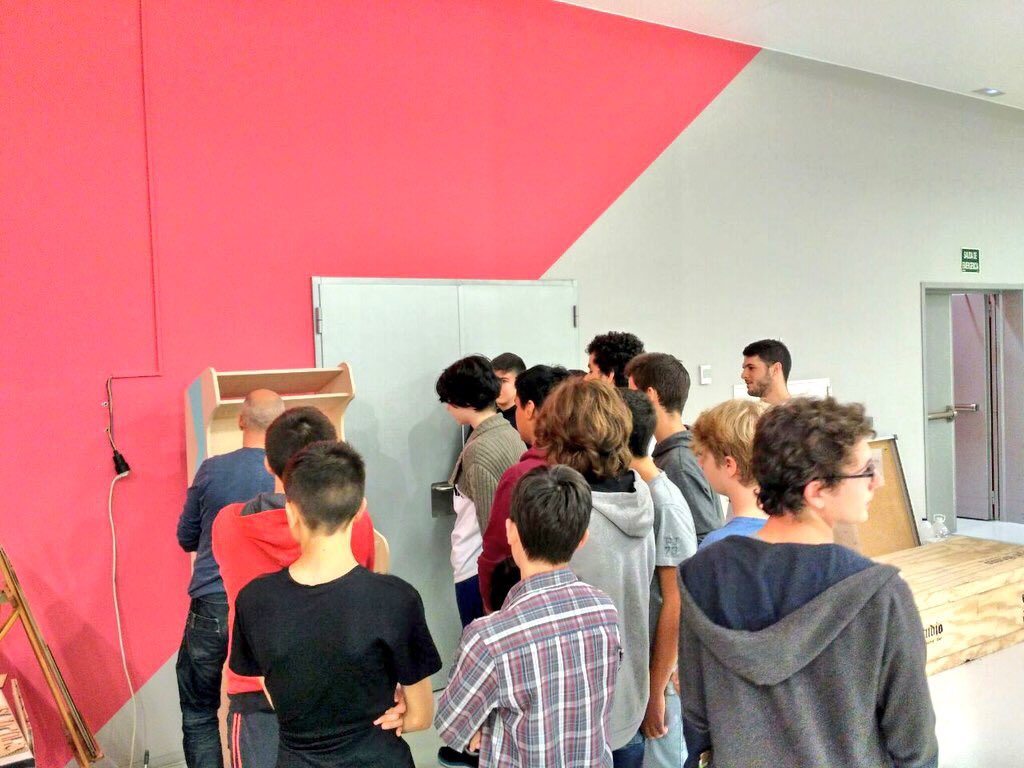 etopia_kids's tweet photo. Comenzamos la primera sesión del aula #DIWOK: nos conocemos, redactamos nuestras normas de convivencia y visitamos el fablab de @etopia_ https://t.co/yzcxvVBU7G