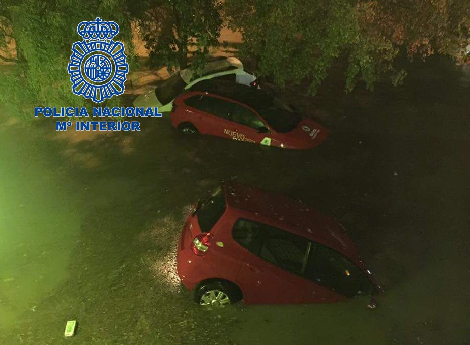 policia's tweet photo. ¡Bravo👏🏼👏🏼👏🏼! Dos hombres atrapados en sus coches por las lluvias torrenciales han sido rescatados por 👮🏼👮🏼en #Jerez
https://t.co/tymrsThQJp https://t.co/hw50CbWDyt