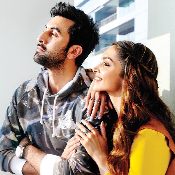 filmfare's tweet photo. RT if you want to see #RanbirKapoor and #DeepikaPadukone together on the screen again. https://t.co/X3FldBpR4Z