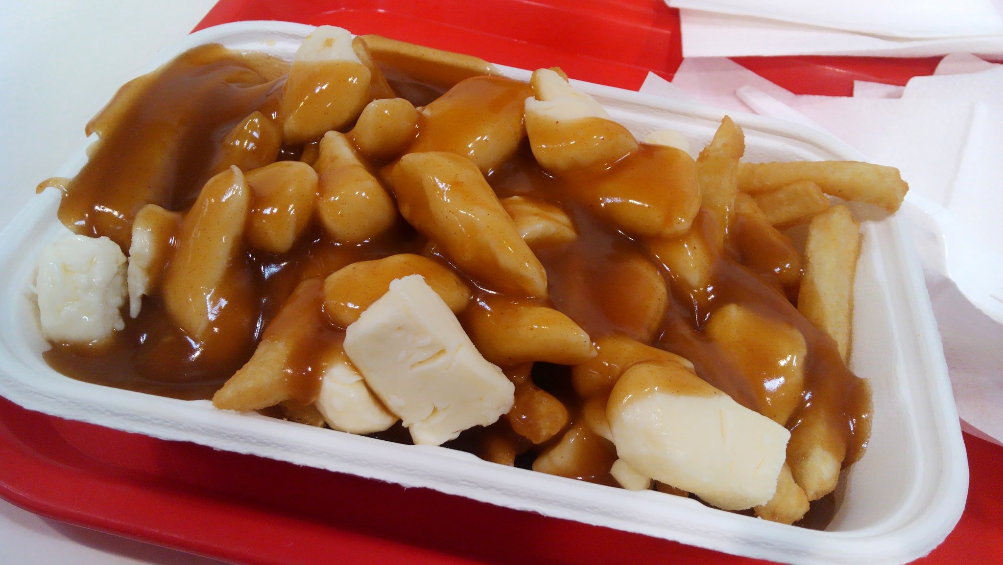 けんさく カナダの伝統的な料理 プーティン 日本のマックのlポテトの太さを３倍量を２倍にした奴に肉の脂肪グレイビーソースをかけて超高脂肪なチェダーチーズを一袋ぶっかけたまさにｺﾞﾘｺﾞﾘの肥満大国のファストフード 2口で飽きました この量で
