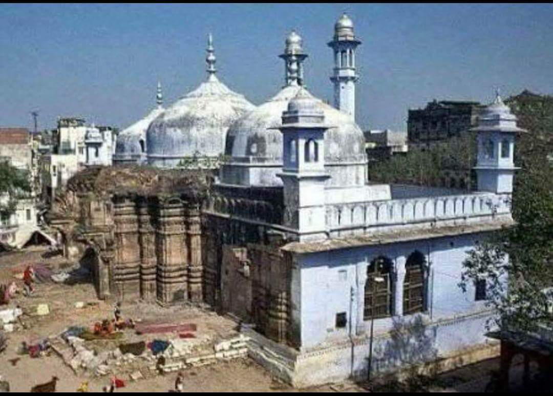 Upasana99_44's tweet photo. This was built by #Aurangzeb after #Distroying a #Hindutemple .
See the temple remains on the wall of the mosque???? https://t.co/sml9vKehBp