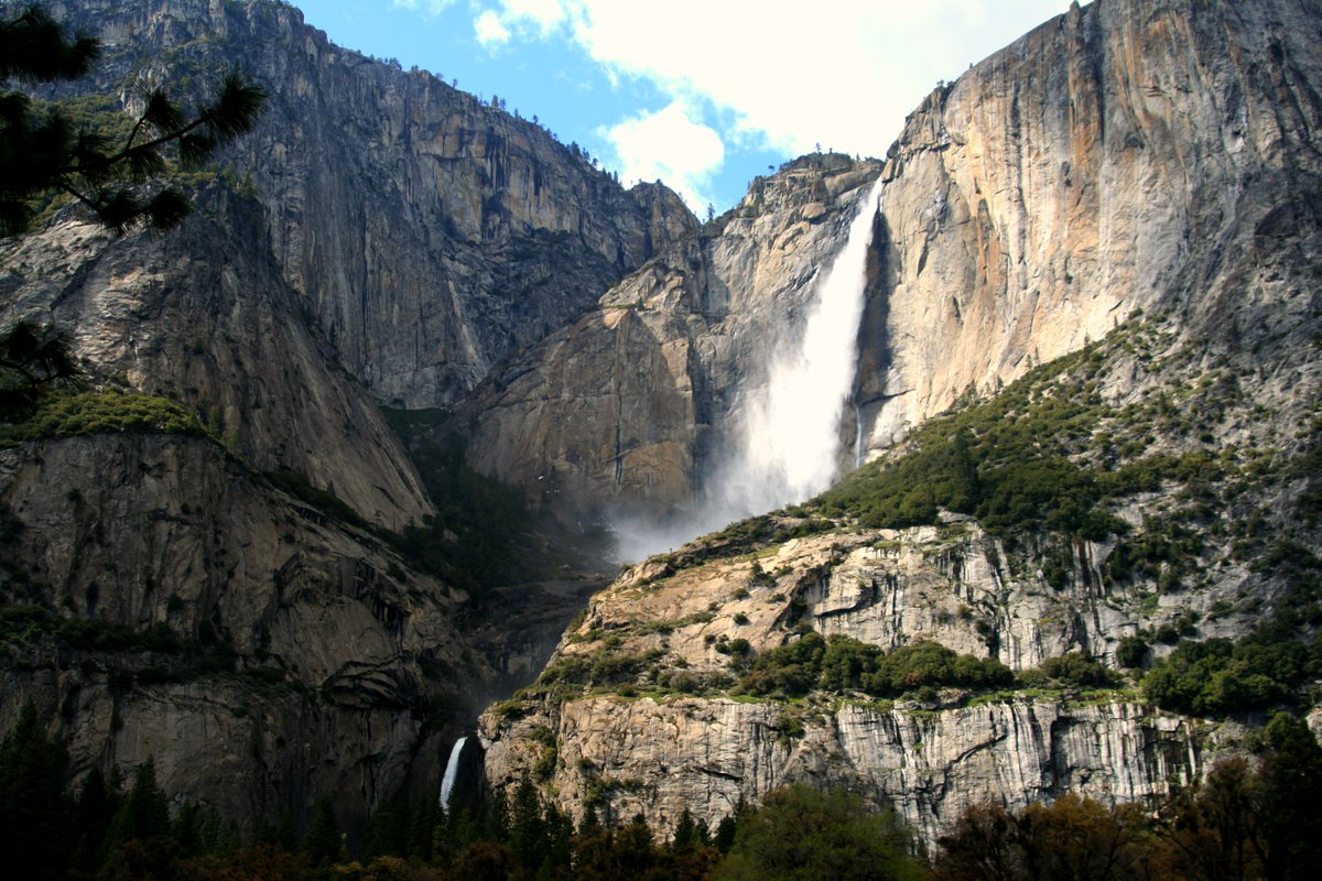 ValleyEdition's tweet photo. Homeowners Near Yosemite Are Struggling To Stay Insured - @ezraromero
reports https://t.co/L1Ictq6wfB https://t.co/wewIQtwCla