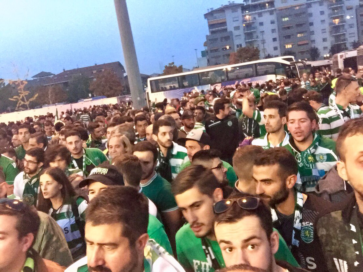 Carlosmmf1973's tweet photo. Assim está para entrar. Entra 1 de cada vez. #turimdeverdeebranco #DiadeSporting @sporting160 https://t.co/UpuSm3sbCU