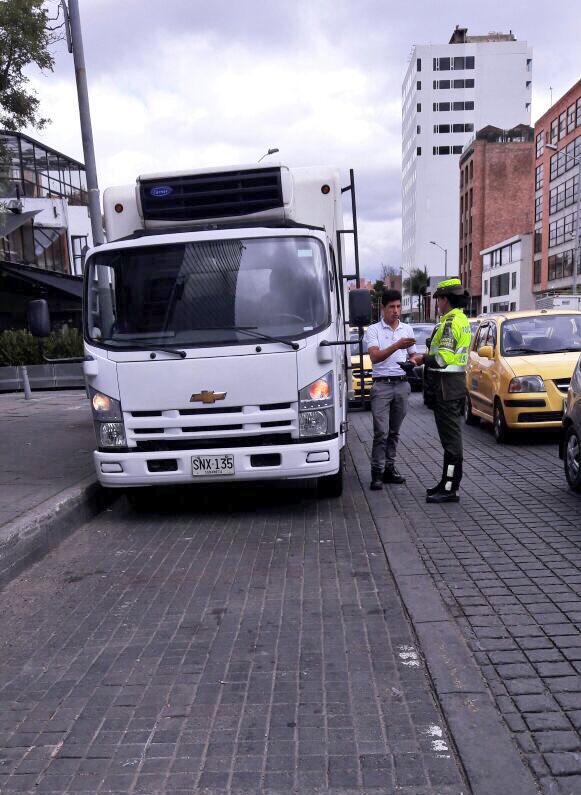 SectorMovilidad's tweet image. 📢 Que no te cojan mal parqueado invadiendo el espacio de otros actores viales 🚲.

📋 2 comparendos 
📸 1 fotocomparendo
📌 Bicicarril Cll85