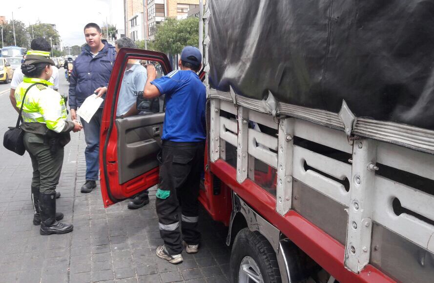 SectorMovilidad's tweet image. 📢 Que no te cojan mal parqueado invadiendo el espacio de otros actores viales 🚲.

📋 2 comparendos 
📸 1 fotocomparendo
📌 Bicicarril Cll85