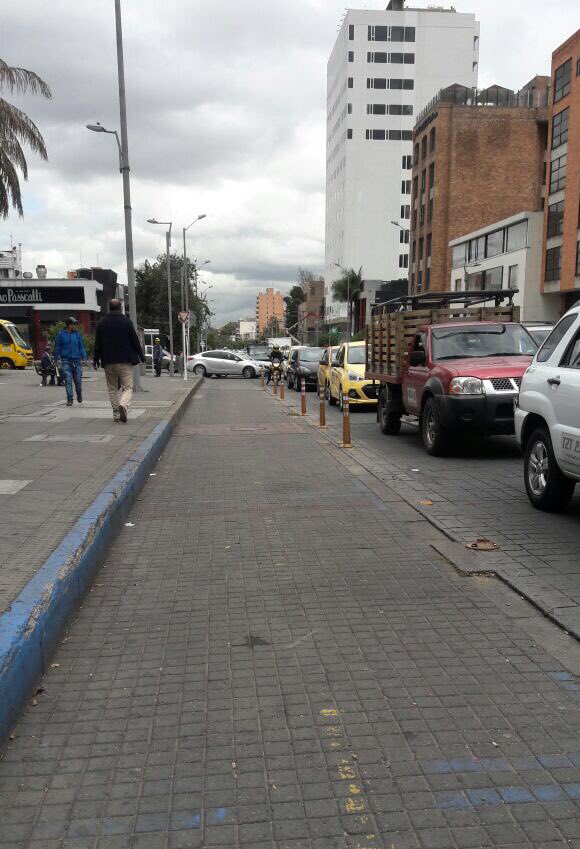 SectorMovilidad's tweet image. 📢 Que no te cojan mal parqueado invadiendo el espacio de otros actores viales 🚲.

📋 2 comparendos 
📸 1 fotocomparendo
📌 Bicicarril Cll85