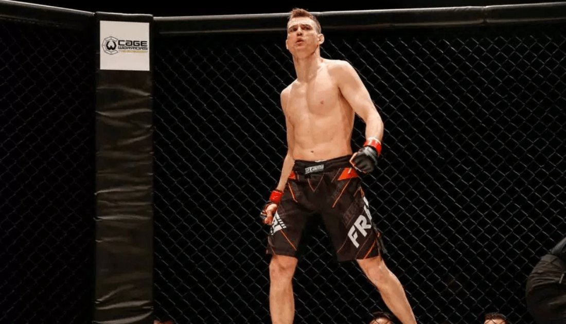 WeAreMMAUK's tweet photo. Dragon's Den - @CageWarriors fighter @el_frango video montage https://t.co/TpbM6QeKoj https://t.co/POm46SiYVo