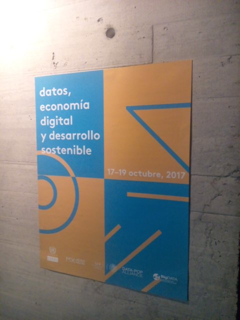 RandomRabbits_'s tweet image. Hemos comenzado la parte técnica del taller #BigData4Dev de @DatosGobMX y @datapopalliance. Nuevo dilema: Jupyter o Mathematica