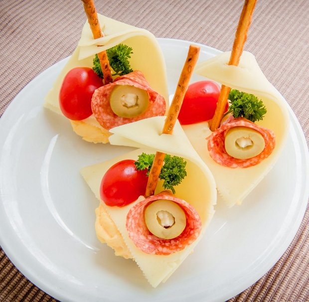 Il_Villaggio's tweet photo. Charcuterie, crackers and cheese; the perfect snack every time. https://t.co/LIRSVQTzUr