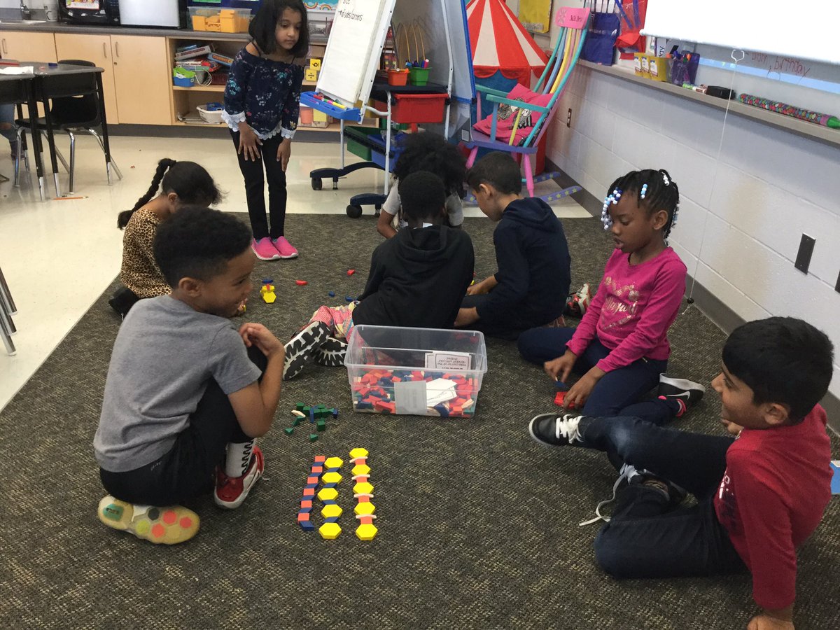 905teacher's tweet photo. Pattern play #Patterns #explore #guessmypattern #math #grade2 #create #inquiry @AylesburyPDSB https://t.co/uhQfQDGRK4