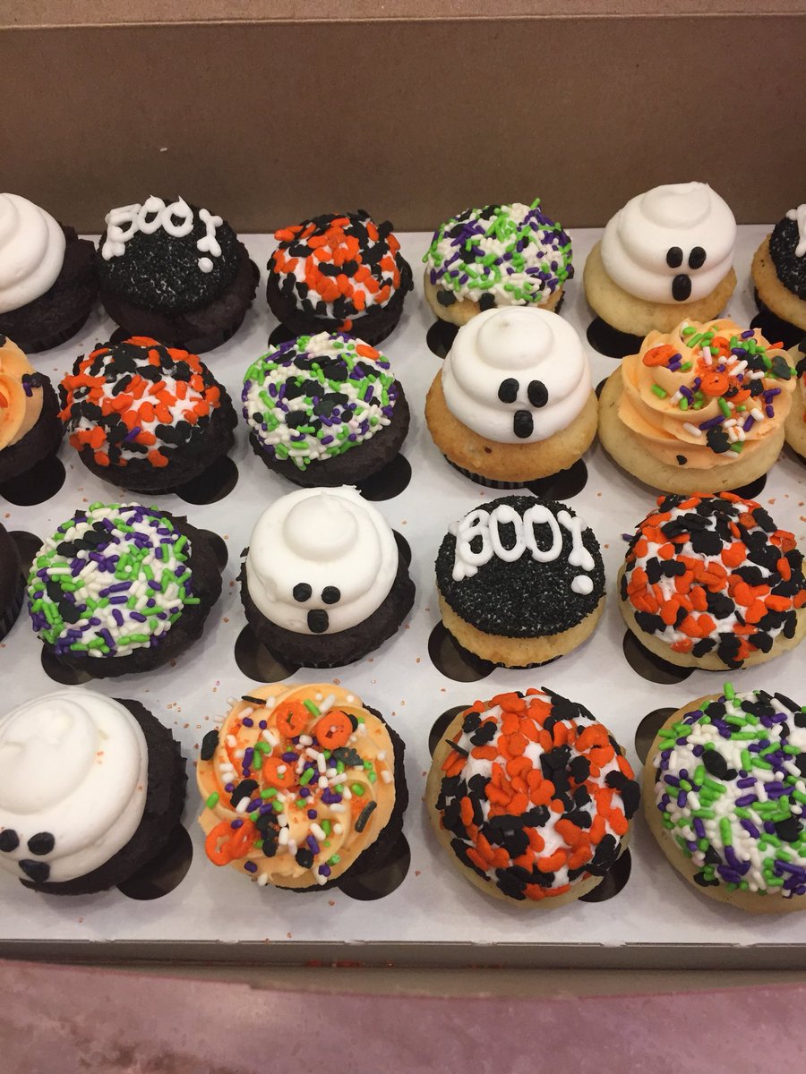 Smallcakes_IL's tweet photo. Don’t forget to order your spooky treats for Halloween! #halloween #chicagofood #chicagofoodauthority #naperville #localbakery #smallbiz https://t.co/eqcZR1t8Ic